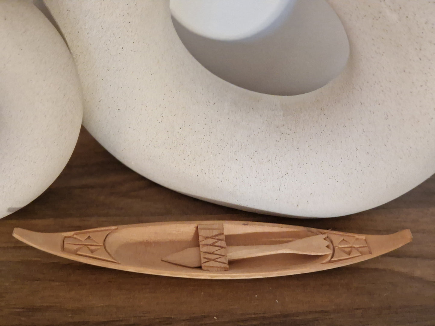 Pirogue en bois sculptée, apporter une touche de piroguier à votre décoration.